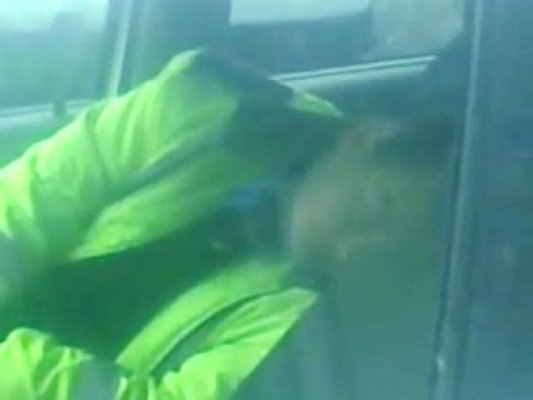 Poliţist local din Kogălniceanu, filmat de primăriţă în timp ce-şi făcea somnul de frumuseţe în timpul orelor de muncă! - VIDEO